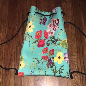 Triangl neoprene bag